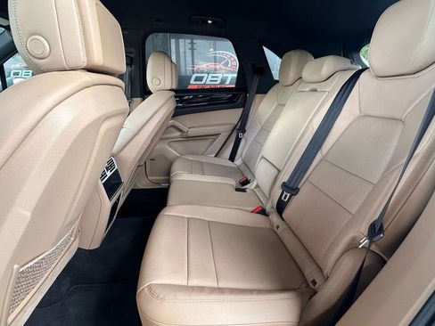 Used 2022 Porsche Cayenne AWD/4WD image 11