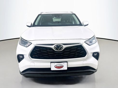 Used 2023 Toyota Highlander XLE FWD image 2
