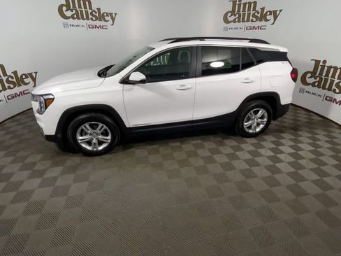 Used 2024 GMC Terrain SLE w/ Driver Convenience Package FWD image 3