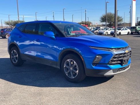 Used 2025 Chevrolet Blazer LT image 3