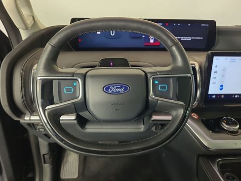 Used 2025 Ford Expedition Platinum image 12