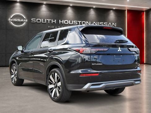 Used 2025 Mitsubishi Outlander AWD image 3