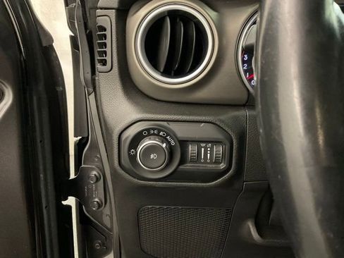 Used 2019 Jeep Wrangler Unlimited Rubicon w/ Dual Top Group AWD/4WD image 13