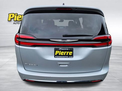 Used 2023 Chrysler Pacifica Touring-L FWD image 4
