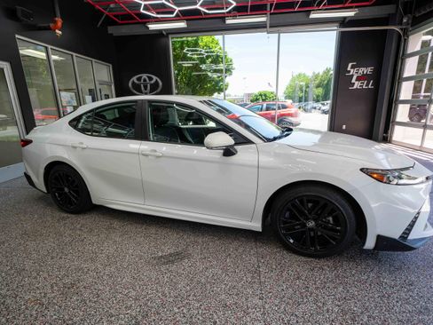 Used 2025 Toyota Camry SE FWD image 5