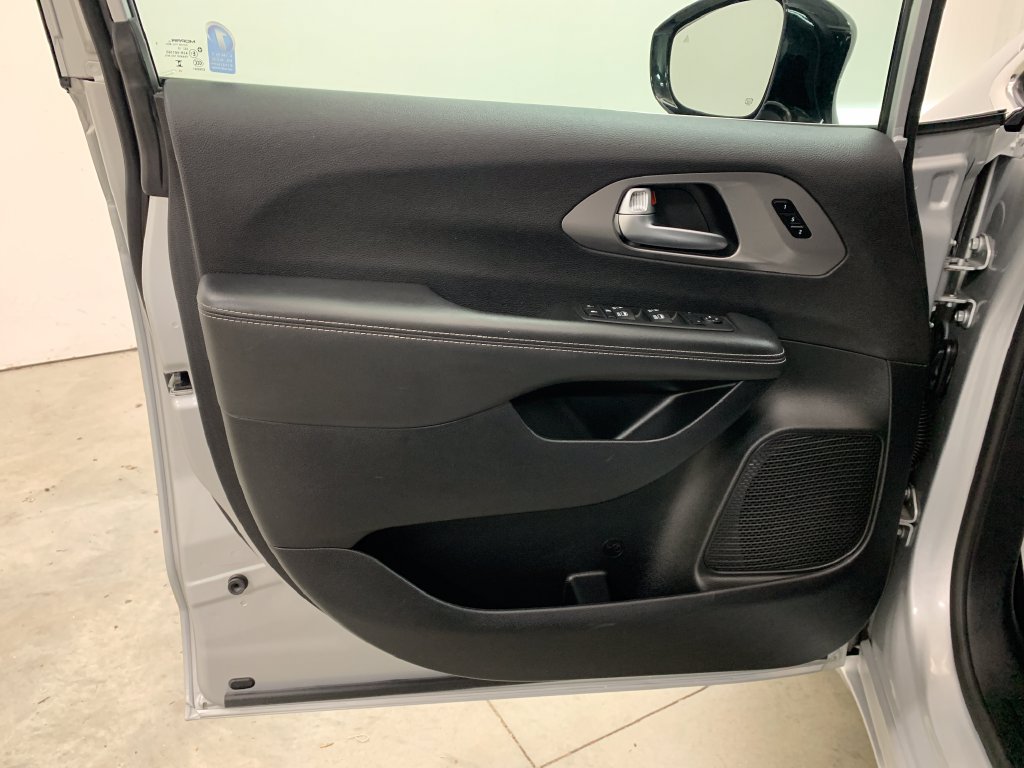 Used 2026 Chrysler Pacifica Select FWD image 6