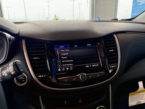 Used 2020 Chevrolet Trax LT w/ LT Convenience Package FWD image 17