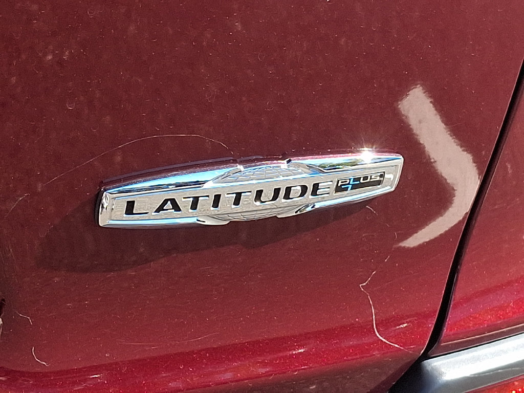 Used 2020 Jeep Cherokee Latitude Plus w/ Cold Weather Group AWD/4WD image 11
