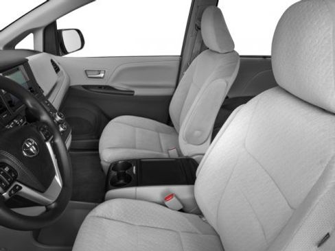 Used 2017 Toyota Sienna LE image 12