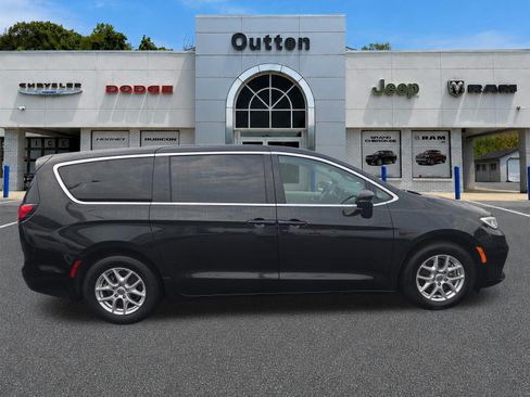 Certified 2023 Chrysler Pacifica Touring-L FWD image 2