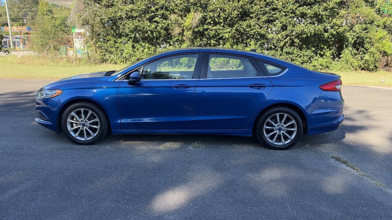 Used 2017 Ford Fusion SE w/ Fusion SE Technology Package FWD image 5