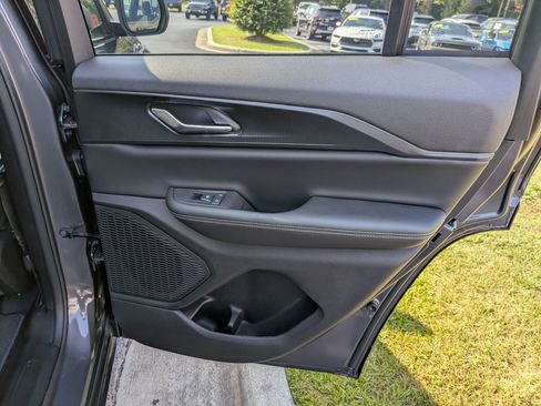 Used 2025 Jeep Grand Cherokee Laredo RWD image 22