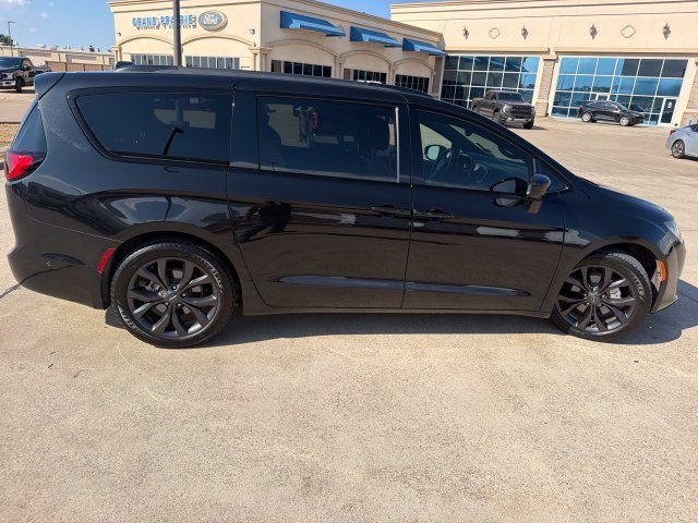 Used 2019 Chrysler Pacifica Touring-L Plus w/ Advanced Safetytec Group FWD image 11
