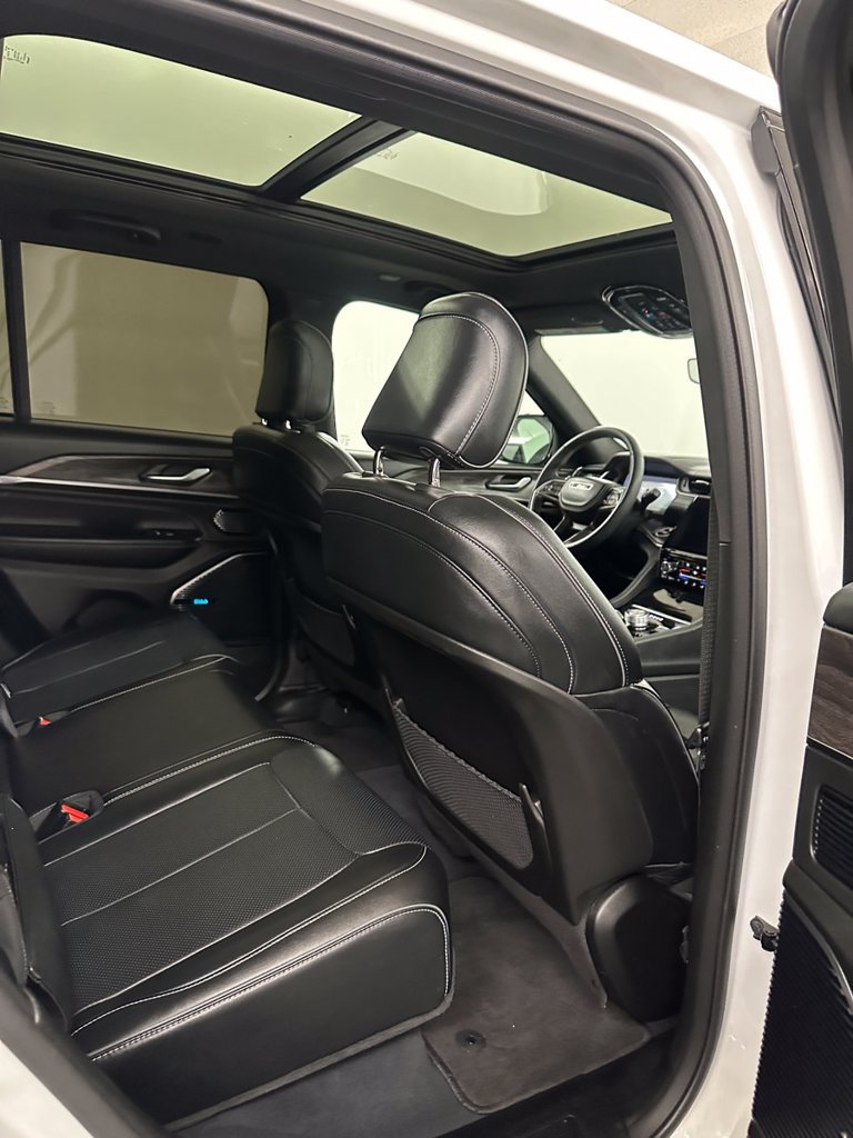 Used 2023 Jeep Grand Cherokee Overland AWD/4WD image 33
