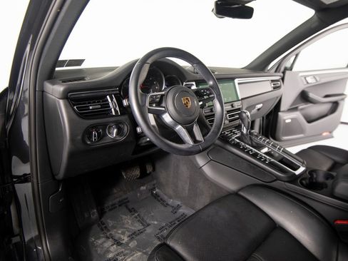 Certified 2021 Porsche Macan image 4