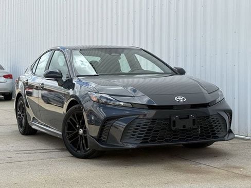 Used 2025 Toyota Camry SE image 2