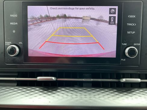 Used 2022 Kia Carnival LX image 19