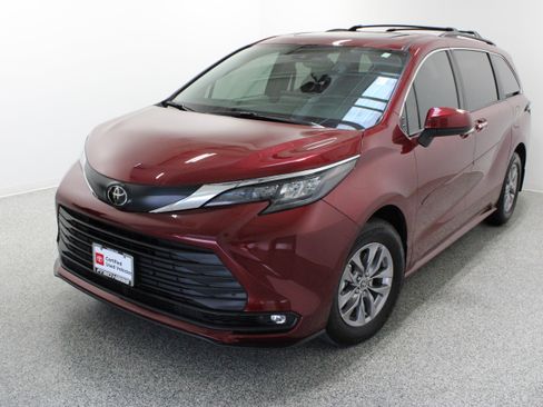 Used 2026 Toyota Sienna XLE FWD image 2