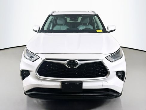 Used 2023 Toyota Highlander XLE image 2