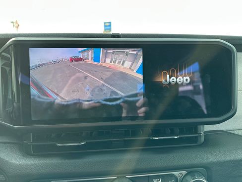 Used 2025 Jeep Wrangler Sport image 17