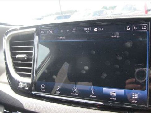 Certified 2025 Chrysler Pacifica Select FWD image 23