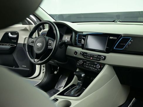Used 2017 Kia Niro Touring image 32
