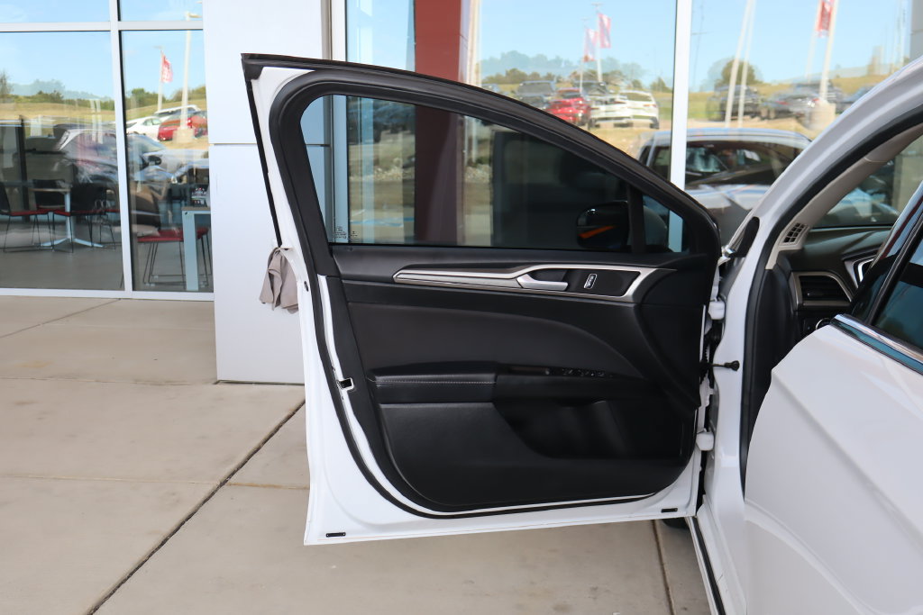 Used 2017 Ford Fusion SE w/ Fusion SE Technology Package FWD image 12