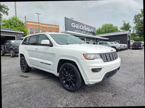 Used 2017 Jeep Grand Cherokee Altitude RWD image 7