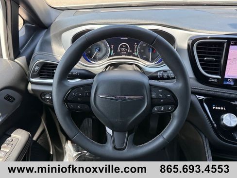 Used 2025 Chrysler Pacifica Limited FWD image 21