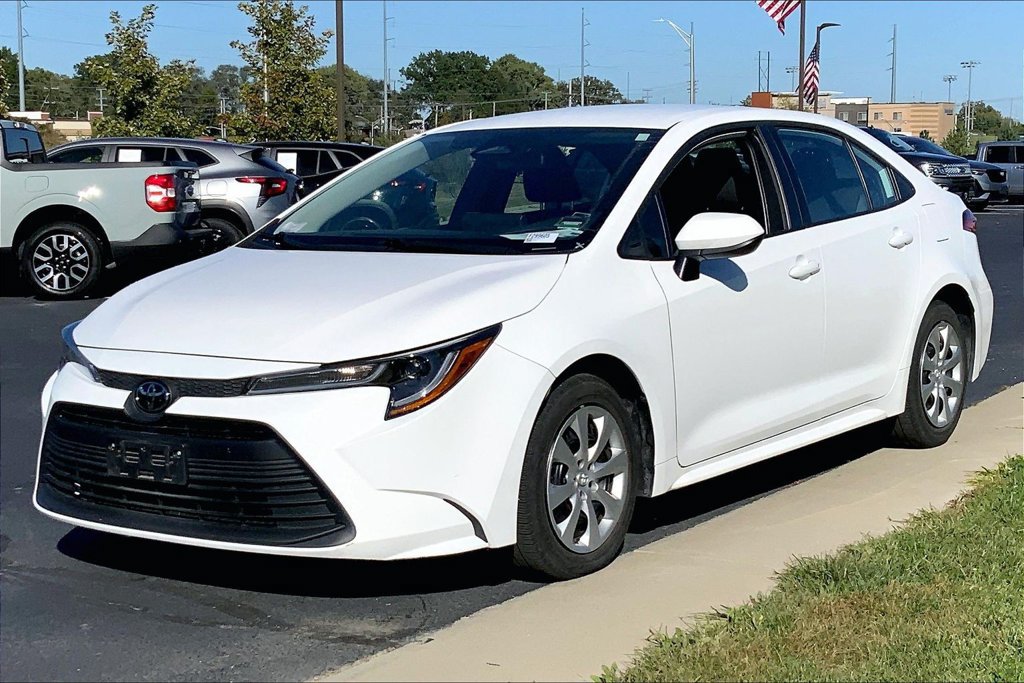 Used 2025 Toyota Corolla LE FWD image 5