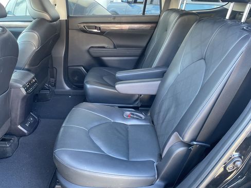 Used 2023 Toyota Highlander Limited image 10