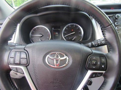 Used 2019 Toyota Highlander XLE AWD/4WD image 31