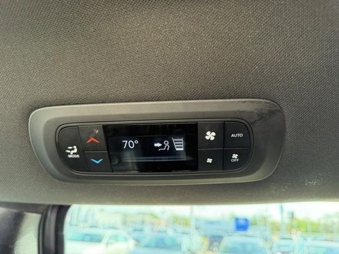Used 2025 Chrysler Pacifica Select FWD image 11