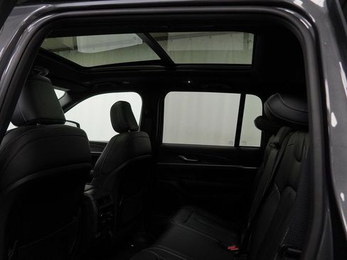 New 2025 Jeep Grand Cherokee Limited image 18