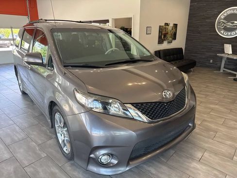Used 2014 Toyota Sienna SE FWD image 2