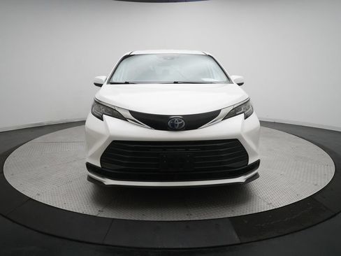Used 2023 Toyota Sienna LE FWD image 11