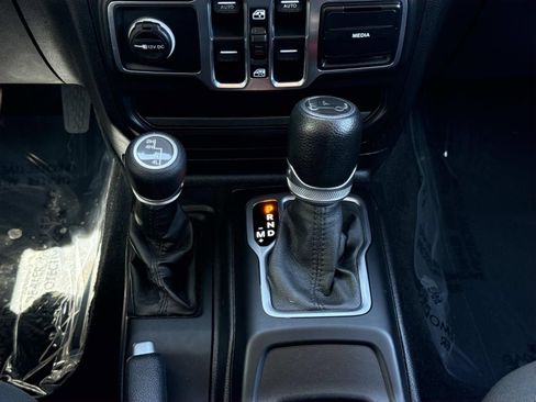 Used 2018 Jeep Wrangler Unlimited Sport S AWD/4WD image 12