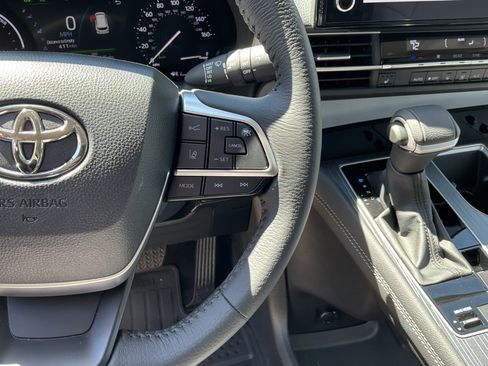 Used 2025 Toyota Sienna XLE image 21