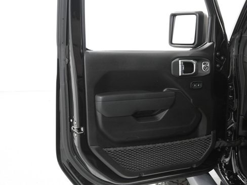 Used 2025 Jeep Gladiator Mojave w/ Convenience Group image 4