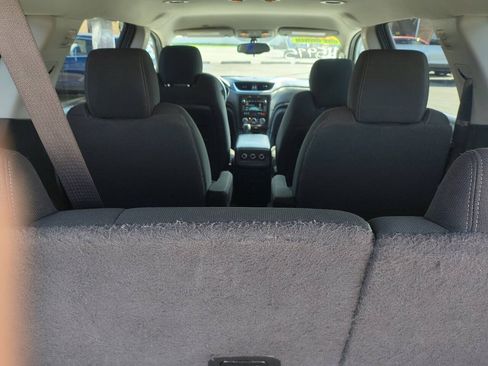 Used 2017 Chevrolet Traverse LT w/ Style and Technology Package FWD image 8