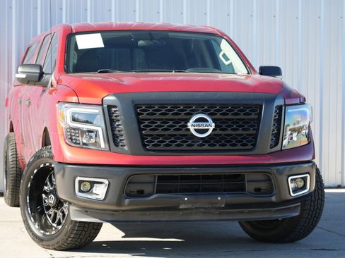 Used 2017 Nissan Titan S image 2