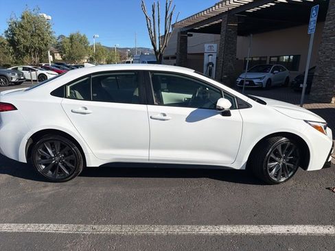 Certified 2025 Toyota Corolla SE image 3