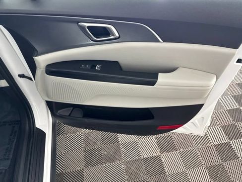 Certified 2024 Kia Carnival LX FWD image 21