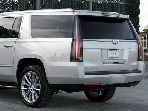 Used 2020 Cadillac Escalade ESV Luxury image 14
