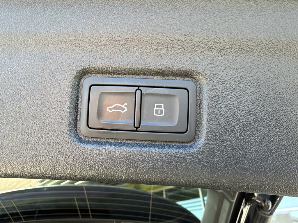 Used 2025 Audi Q6 e-tron Premium Plus w/ Premium Plus RWD image 39