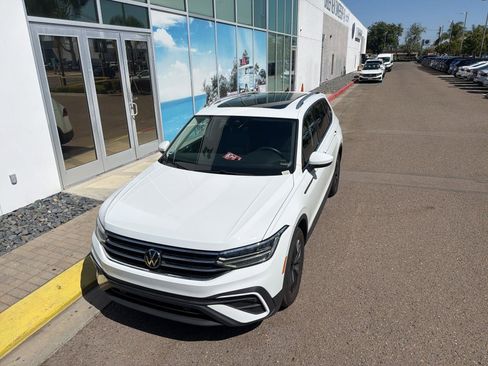 Used 2024 Volkswagen Tiguan SE w/ Panoramic Sunroof Package FWD image 2