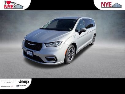 Used 2023 Chrysler Pacifica Touring-L