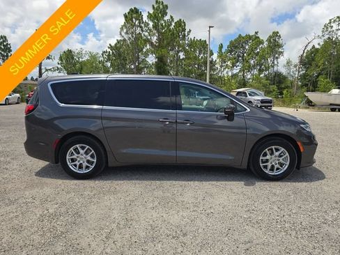 Used 2023 Chrysler Pacifica Touring-L FWD image 3