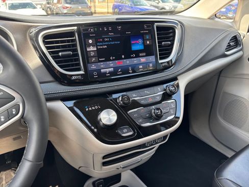 Used 2023 Chrysler Pacifica Touring-L FWD image 17