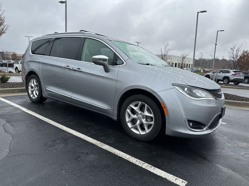 Used 2019 Chrysler Pacifica Limited image 2